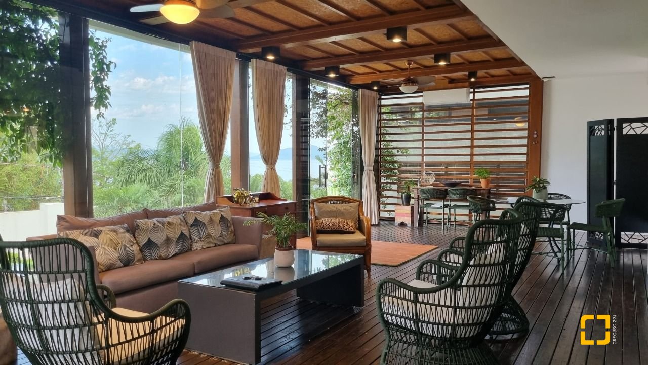 Casa de Condomínio com 392m², 8 quartos (sendo 4 suítes), 5 garagens, no bairro Cacupé em Florianópolis