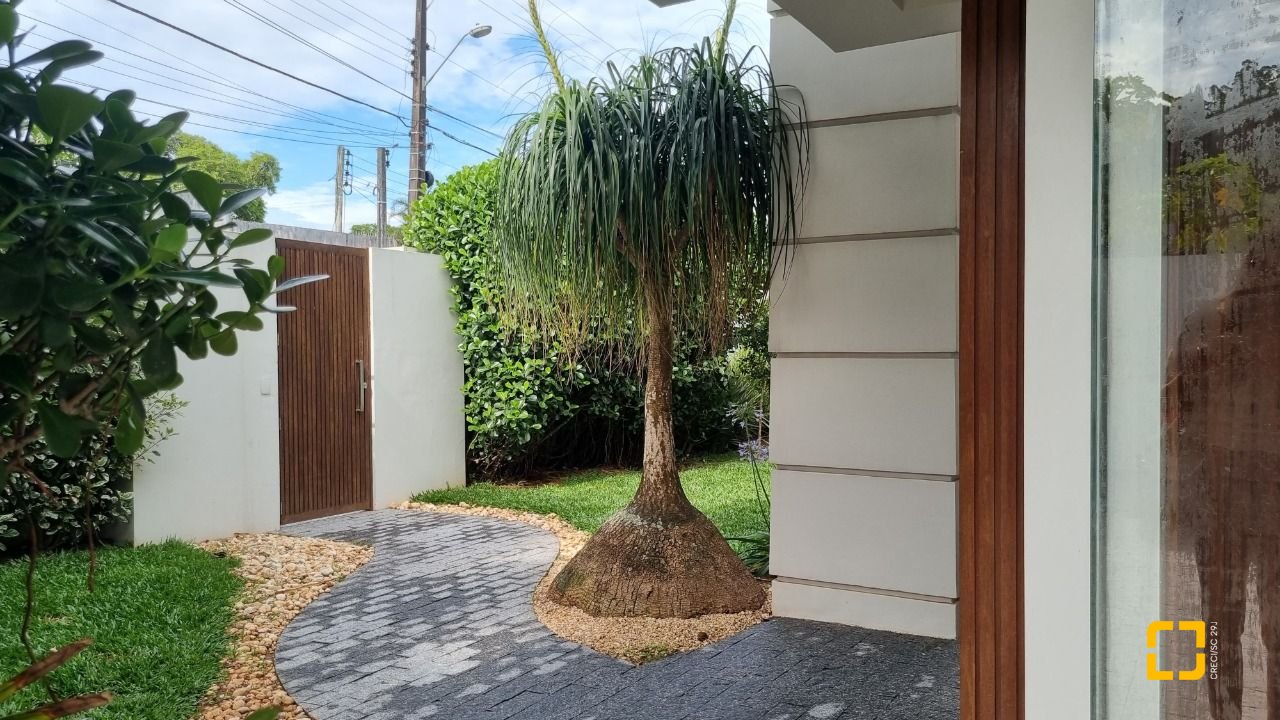 Casa de Condomínio com 392m², 8 quartos (sendo 4 suítes), 5 garagens, no bairro Cacupé em Florianópolis