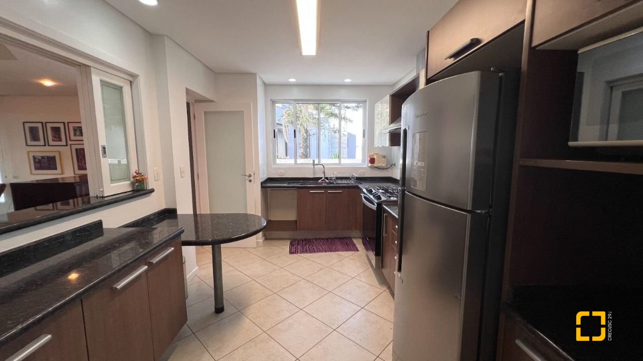 Casa de Condomínio com 392m², 8 quartos (sendo 4 suítes), 5 garagens, no bairro Cacupé em Florianópolis