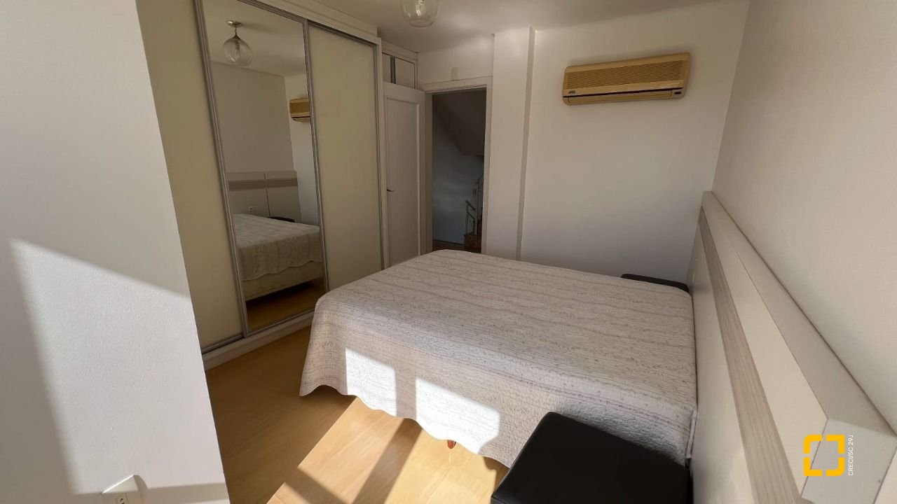 Casa de Condomínio com 392m², 8 quartos (sendo 4 suítes), 5 garagens, no bairro Cacupé em Florianópolis