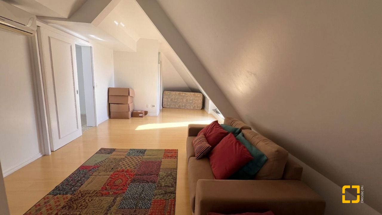 Casa de Condomínio com 392m², 8 quartos (sendo 4 suítes), 5 garagens, no bairro Cacupé em Florianópolis