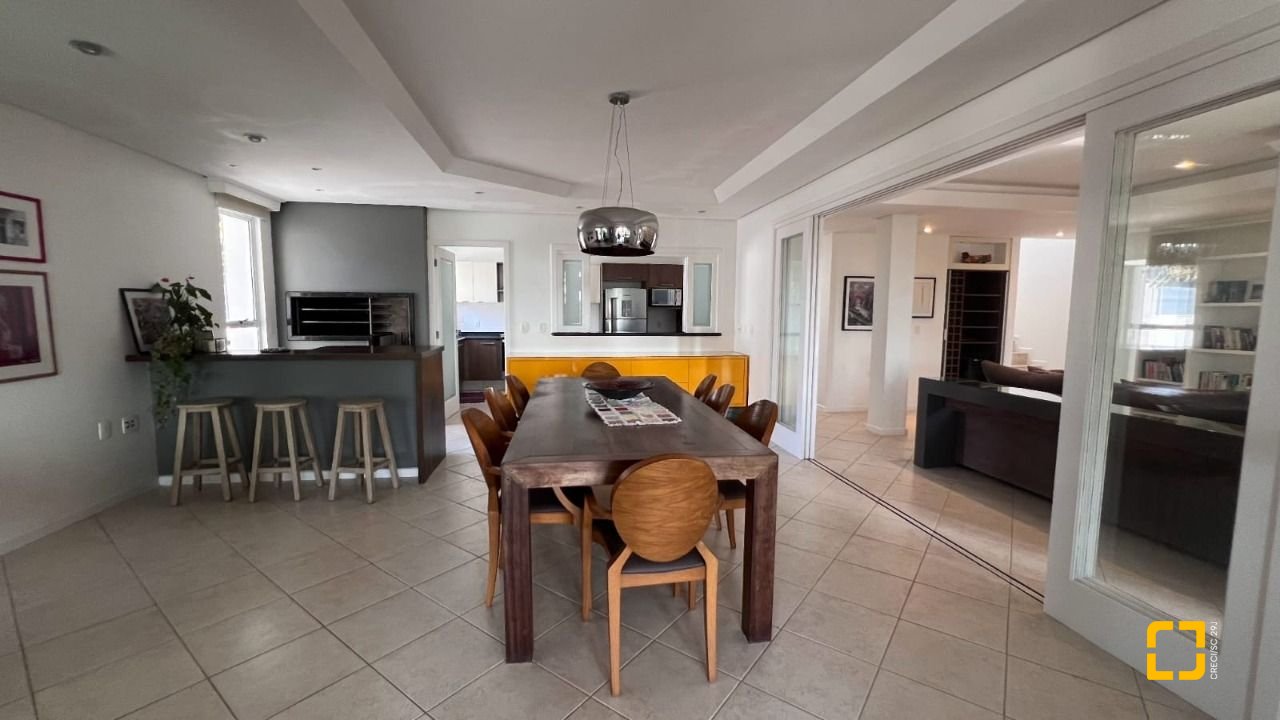 Casa de Condomínio com 392m², 8 quartos (sendo 4 suítes), 5 garagens, no bairro Cacupé em Florianópolis