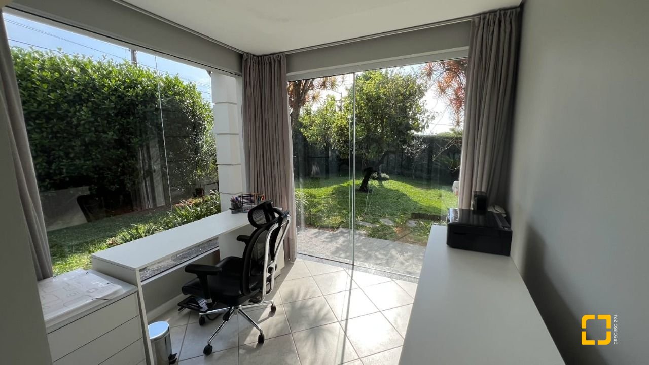 Casa de Condomínio com 392m², 8 quartos (sendo 4 suítes), 5 garagens, no bairro Cacupé em Florianópolis