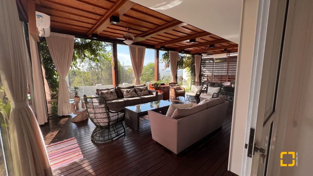 Casa de Condomínio com 392m², 8 quartos (sendo 4 suítes), 5 garagens, no bairro Cacupé em Florianópolis