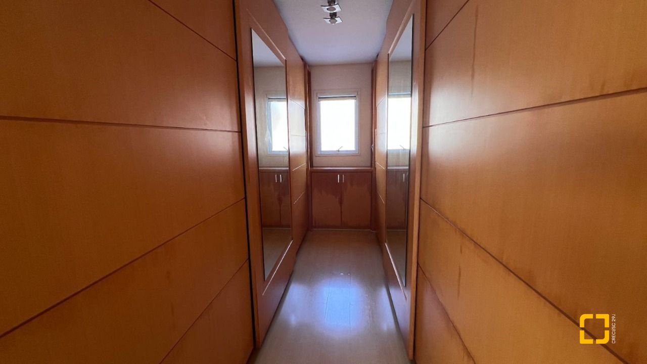 Casa de Condomínio com 392m², 8 quartos (sendo 4 suítes), 5 garagens, no bairro Cacupé em Florianópolis