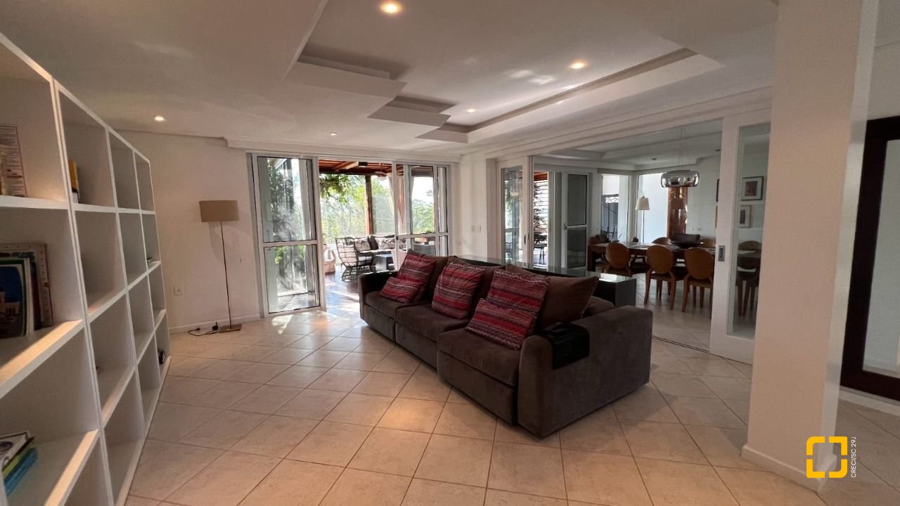 Casa de Condomínio com 392m², 8 quartos (sendo 4 suítes), 5 garagens, no bairro Cacupé em Florianópolis