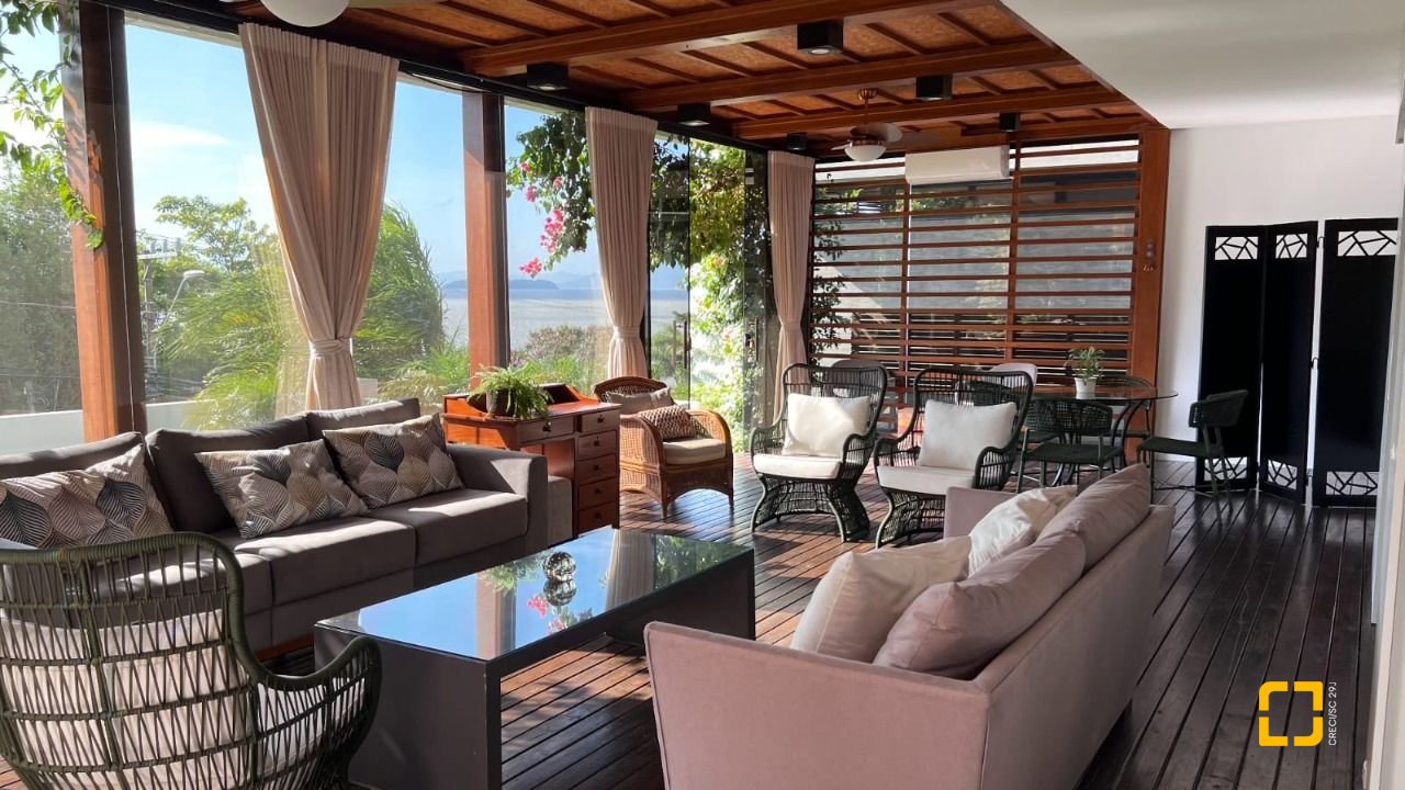 Casa de Condomínio com 392m², 8 quartos (sendo 4 suítes), 5 garagens, no bairro Cacupé em Florianópolis