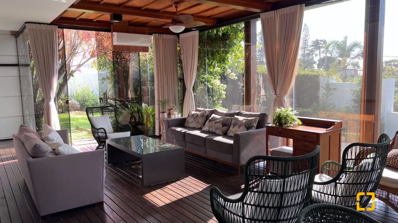Casa de Condomínio com 392m², 8 quartos (sendo 4 suítes), 5 garagens, no bairro Cacupé em Florianópolis