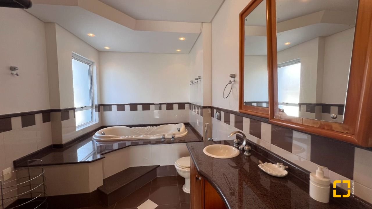 Casa de Condomínio com 392m², 8 quartos (sendo 4 suítes), 5 garagens, no bairro Cacupé em Florianópolis