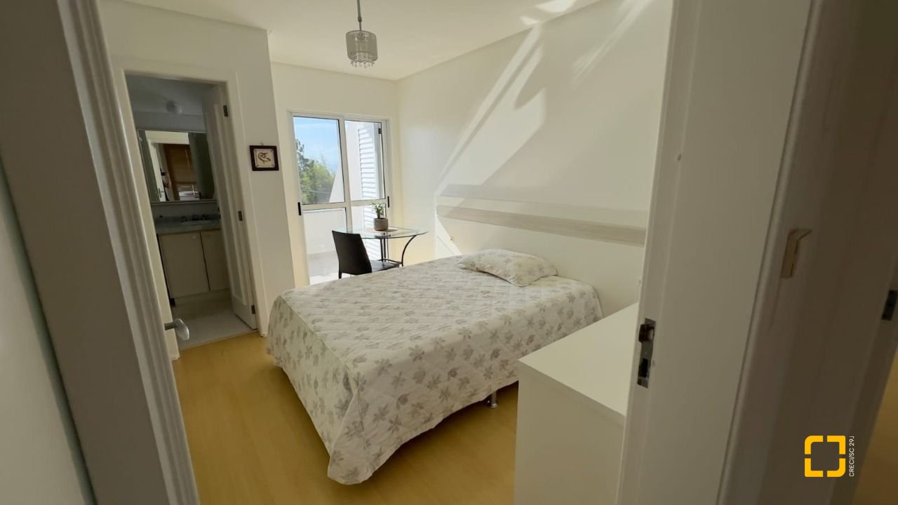 Casa de Condomínio com 392m², 8 quartos (sendo 4 suítes), 5 garagens, no bairro Cacupé em Florianópolis