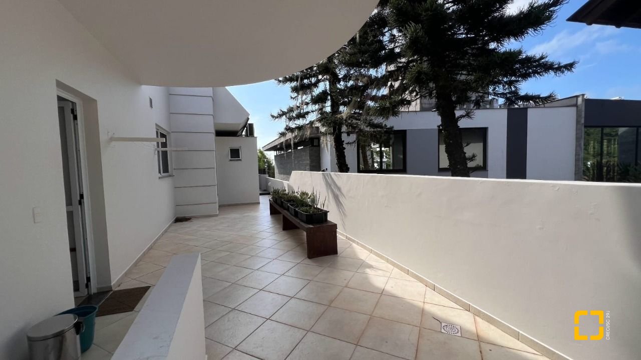 Casa de Condomínio com 392m², 8 quartos (sendo 4 suítes), 5 garagens, no bairro Cacupé em Florianópolis