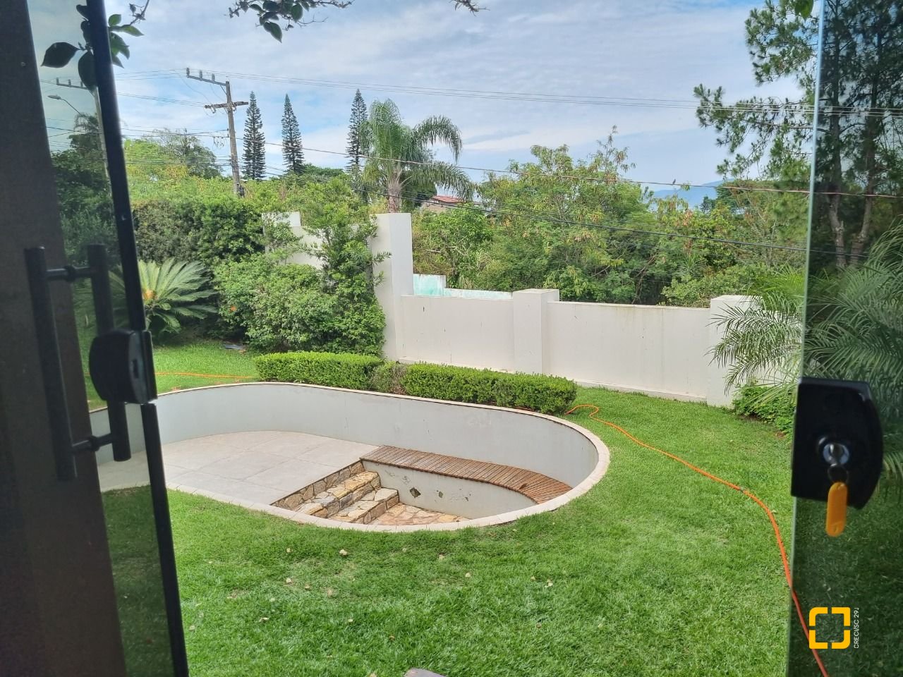 Casa de Condomínio com 392m², 8 quartos (sendo 4 suítes), 5 garagens, no bairro Cacupé em Florianópolis