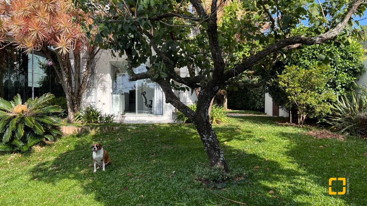 Casa de Condomínio com 392m², 8 quartos (sendo 4 suítes), 5 garagens, no bairro Cacupé em Florianópolis
