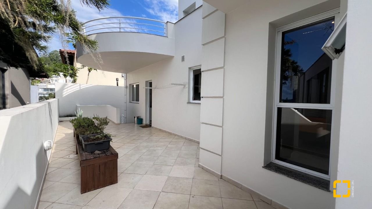Casa de Condomínio com 392m², 8 quartos (sendo 4 suítes), 5 garagens, no bairro Cacupé em Florianópolis