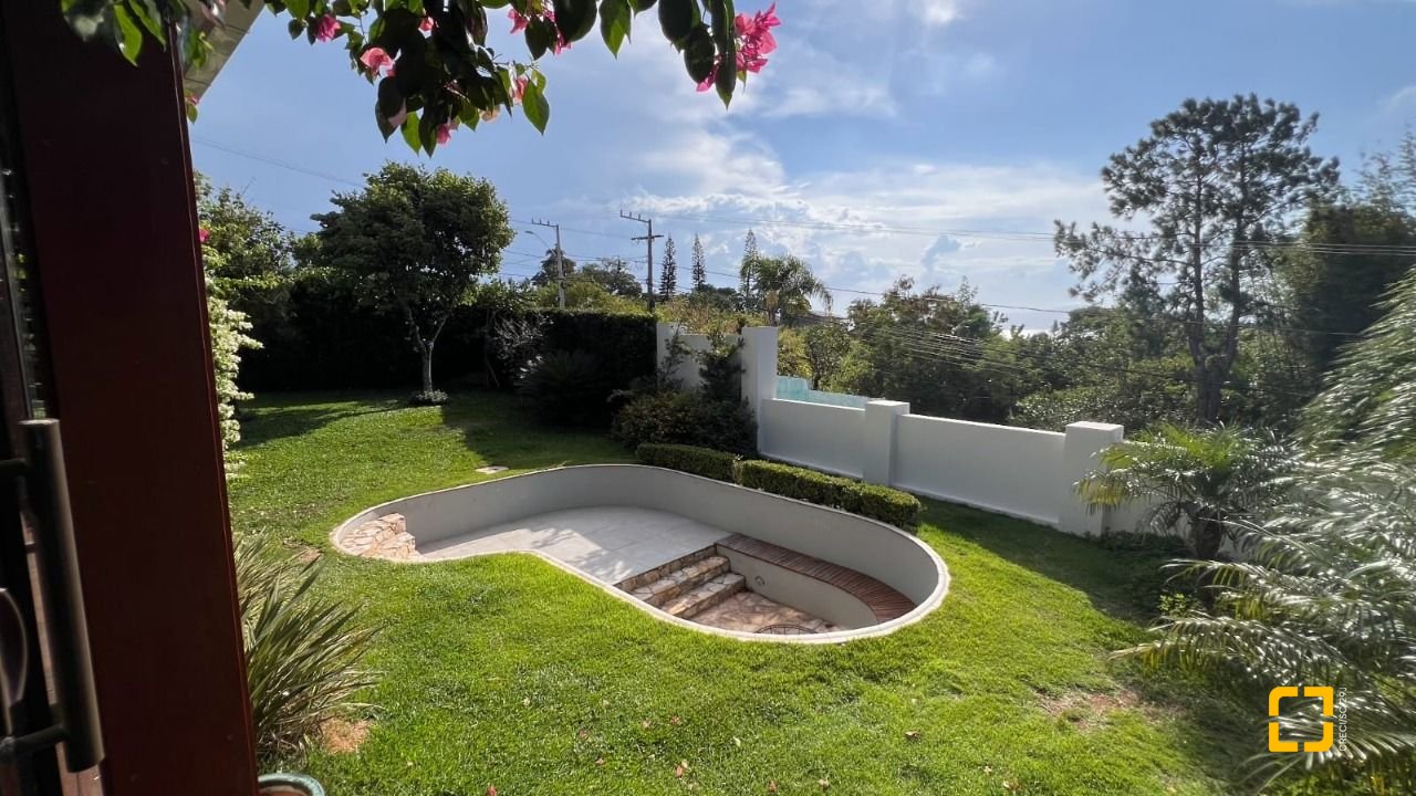 Casa de Condomínio com 392m², 8 quartos (sendo 4 suítes), 5 garagens, no bairro Cacupé em Florianópolis