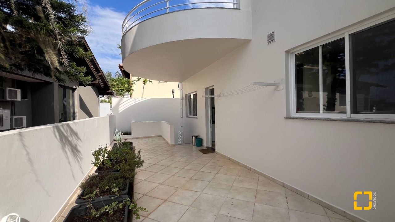 Casa de Condomínio com 392m², 8 quartos (sendo 4 suítes), 5 garagens, no bairro Cacupé em Florianópolis
