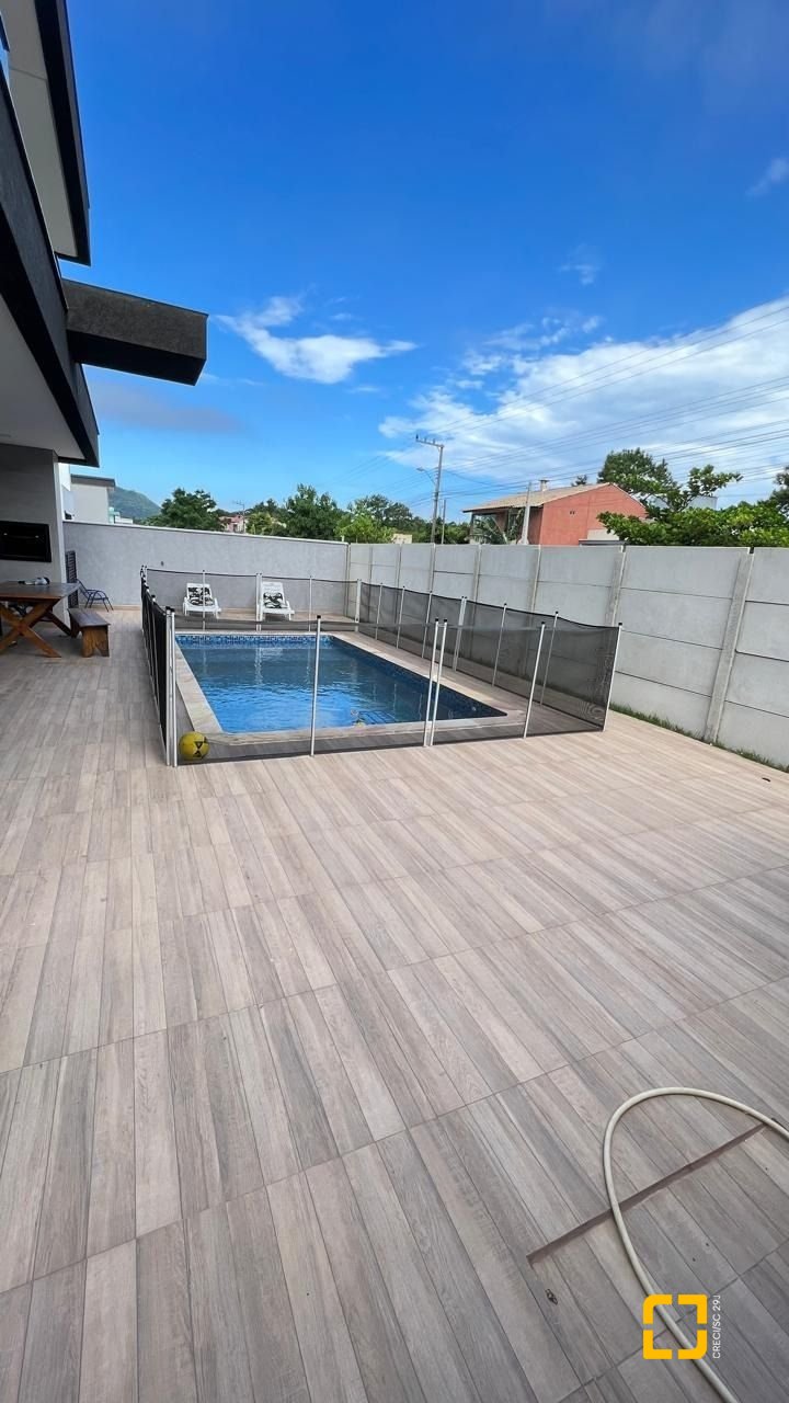 Casa de Condomínio com 384m², 6 quartos (sendo 3 suítes), 4 garagens, no bairro Rio Vermelho em Florianópolis
