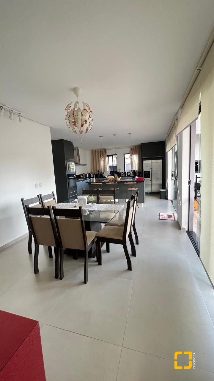 Casa de Condomínio com 384m², 6 quartos (sendo 3 suítes), 4 garagens, no bairro Rio Vermelho em Florianópolis