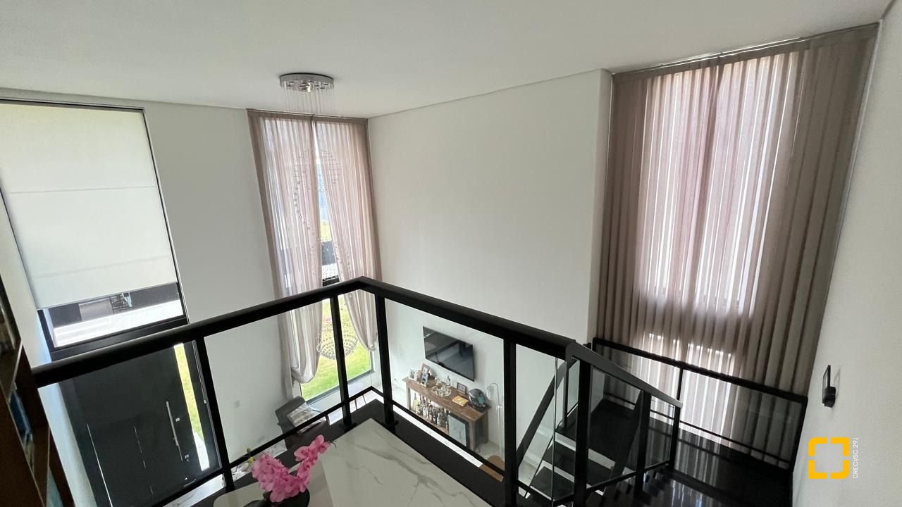 Casa de Condomínio com 384m², 6 quartos (sendo 3 suítes), 4 garagens, no bairro Rio Vermelho em Florianópolis