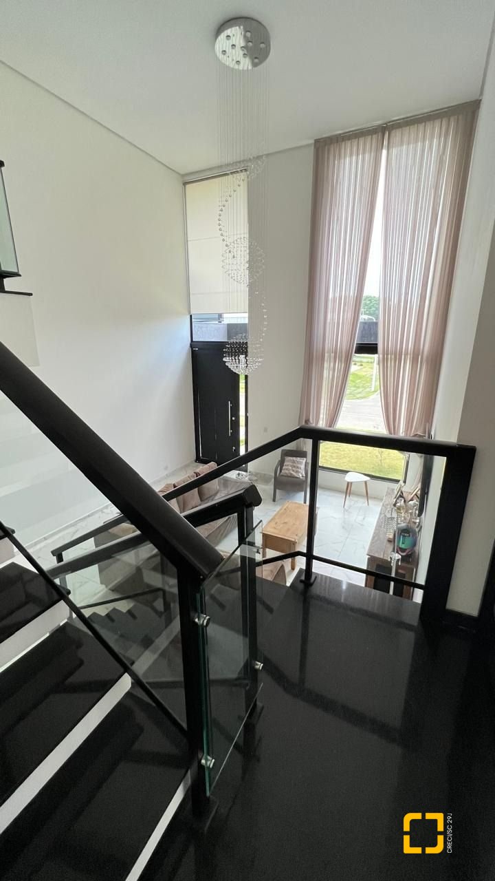 Casa de Condomínio com 384m², 6 quartos (sendo 3 suítes), 4 garagens, no bairro Rio Vermelho em Florianópolis
