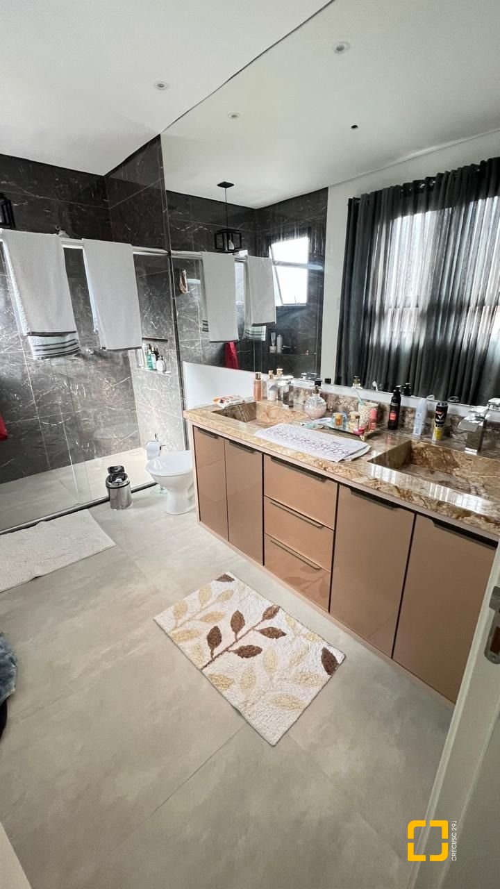 Casa de Condomínio com 384m², 6 quartos (sendo 3 suítes), 4 garagens, no bairro Rio Vermelho em Florianópolis
