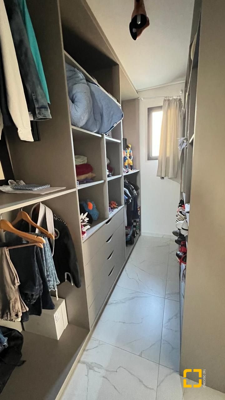 Casa de Condomínio com 384m², 6 quartos (sendo 3 suítes), 4 garagens, no bairro Rio Vermelho em Florianópolis