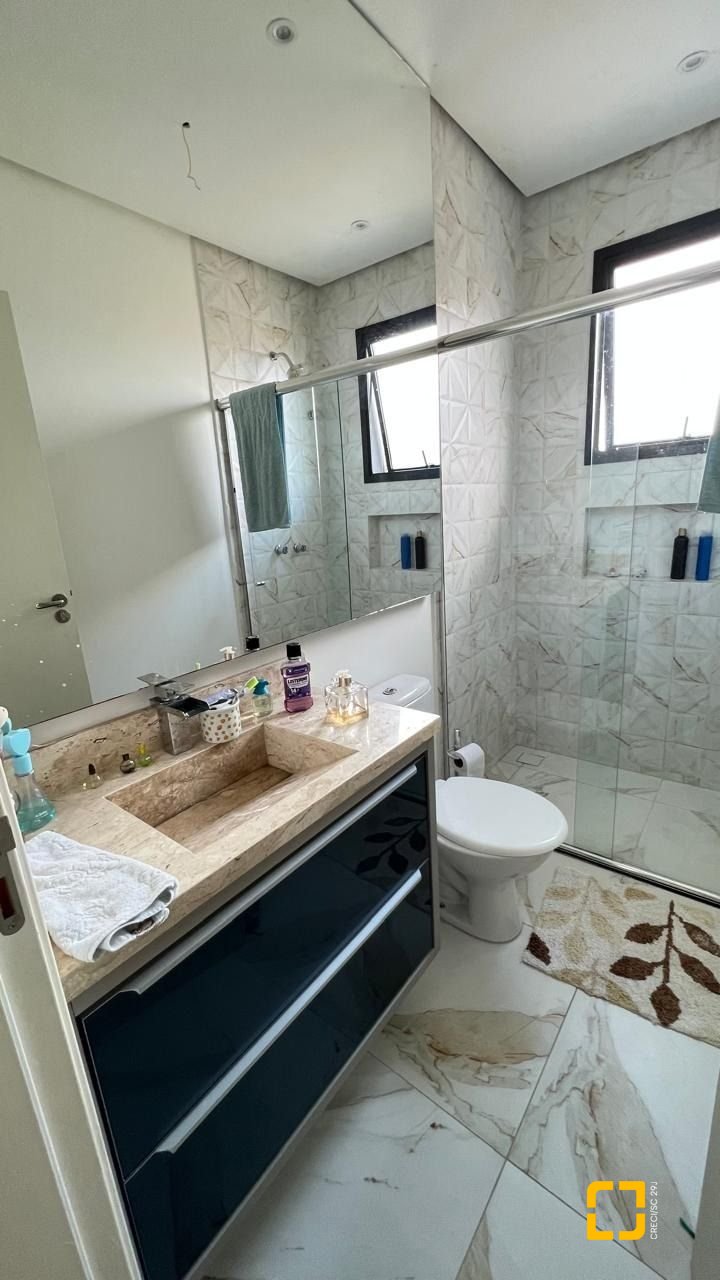 Casa de Condomínio com 384m², 6 quartos (sendo 3 suítes), 4 garagens, no bairro Rio Vermelho em Florianópolis