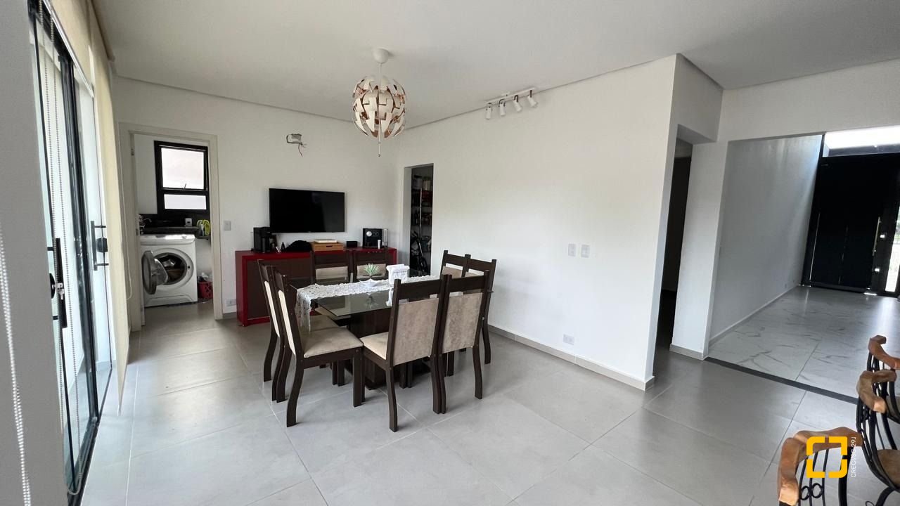 Casa de Condomínio com 384m², 6 quartos (sendo 3 suítes), 4 garagens, no bairro Rio Vermelho em Florianópolis