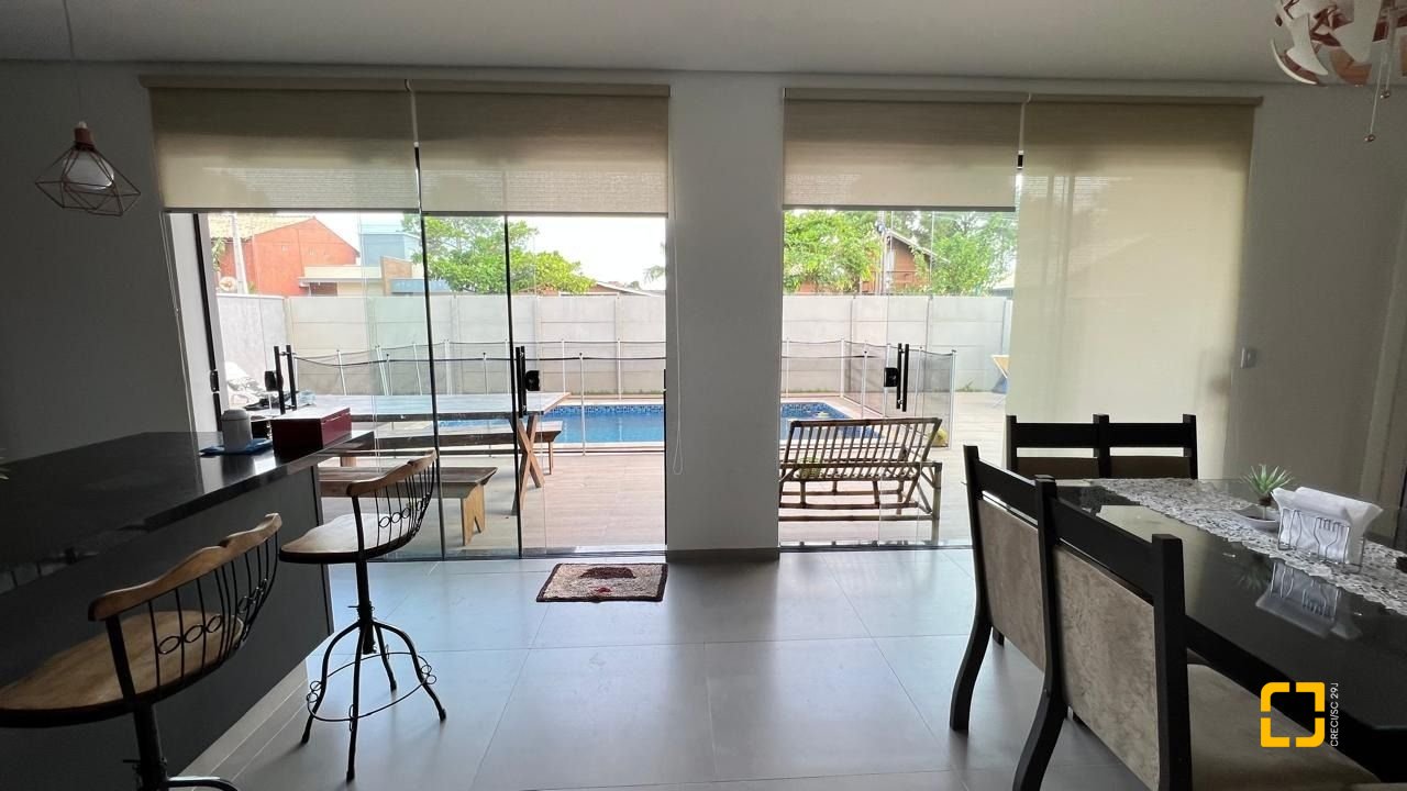 Casa de Condomínio com 384m², 6 quartos (sendo 3 suítes), 4 garagens, no bairro Rio Vermelho em Florianópolis