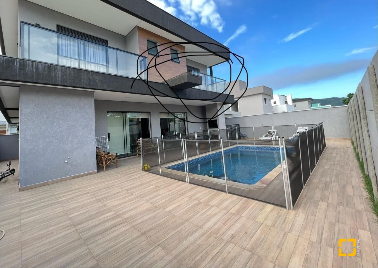 Casa de Condomínio com 384m², 6 quartos (sendo 3 suítes), 4 garagens, no bairro Rio Vermelho em Florianópolis
