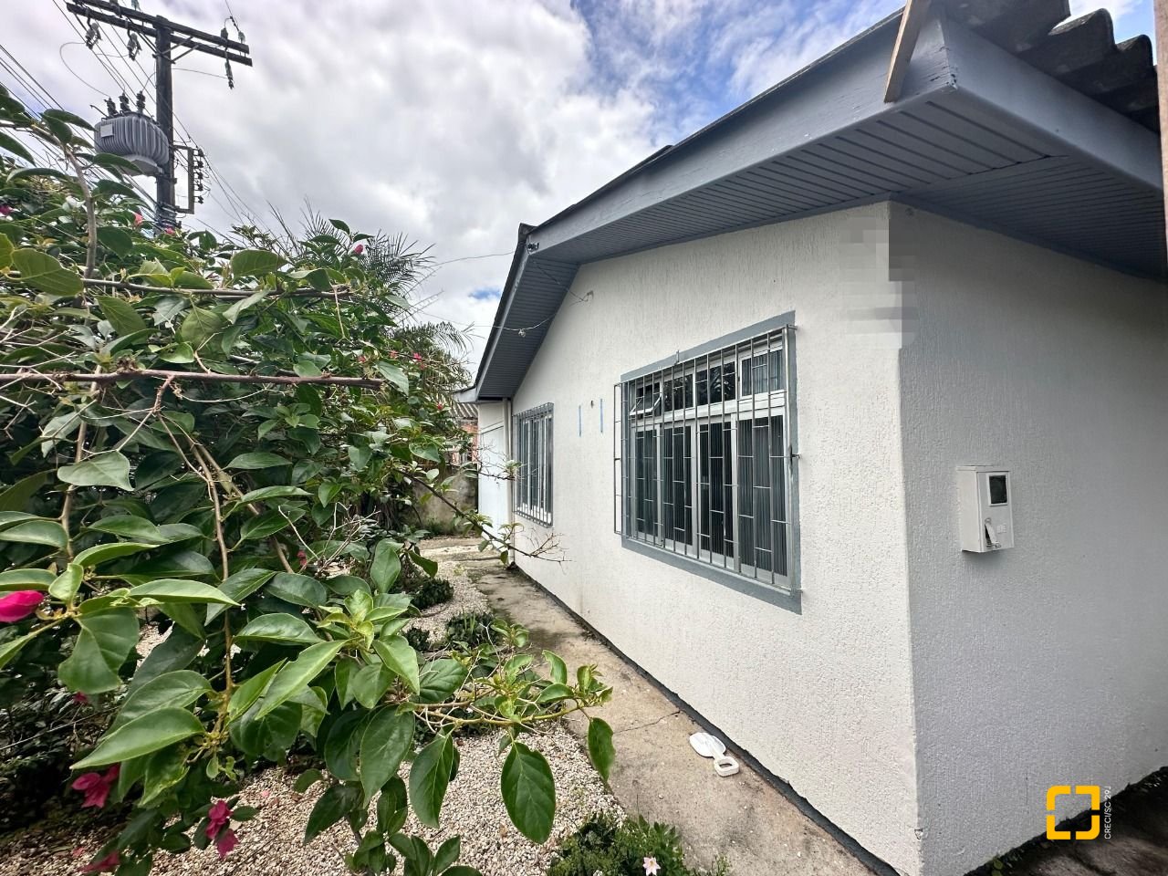 Casa com 42m², 3 quartos (sendo 2 suítes), 4 garagens, no bairro Forquilhinhas em São José