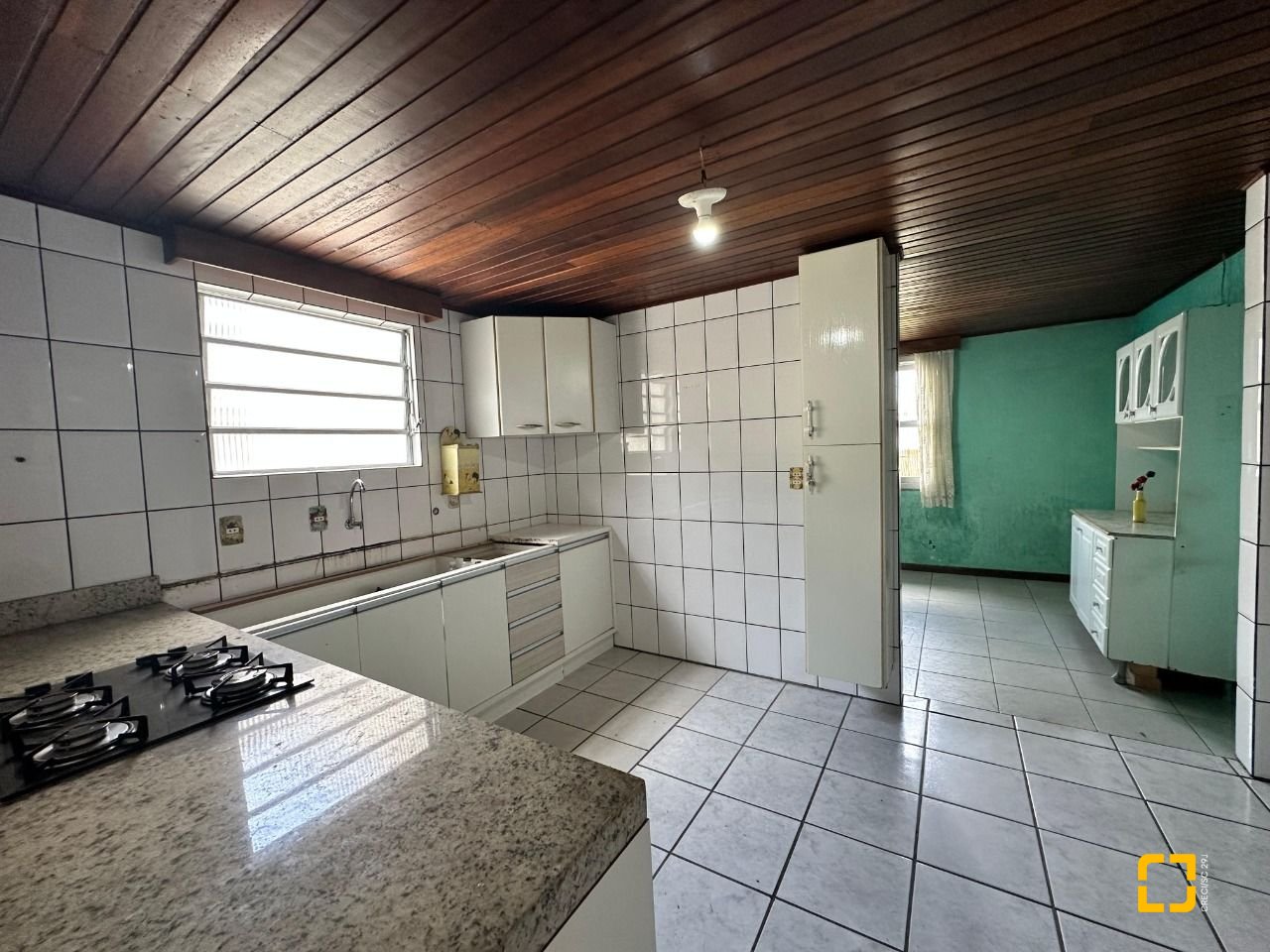 Casa com 42m², 3 quartos (sendo 2 suítes), 4 garagens, no bairro Forquilhinhas em São José