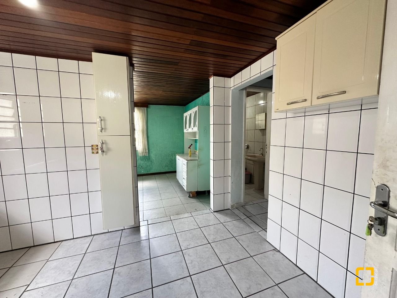 Casa com 42m², 3 quartos (sendo 2 suítes), 4 garagens, no bairro Forquilhinhas em São José