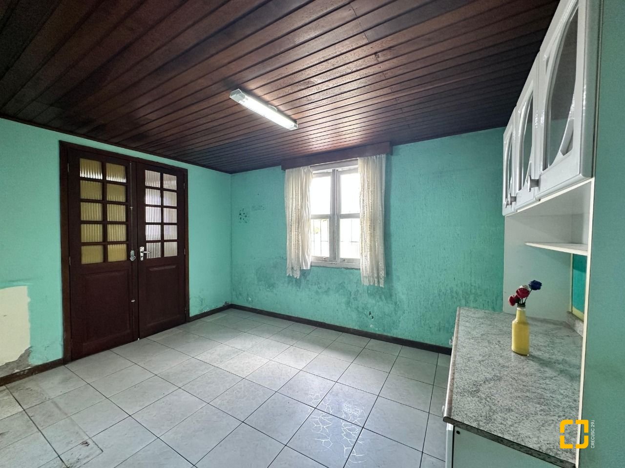 Casa com 42m², 3 quartos (sendo 2 suítes), 4 garagens, no bairro Forquilhinhas em São José