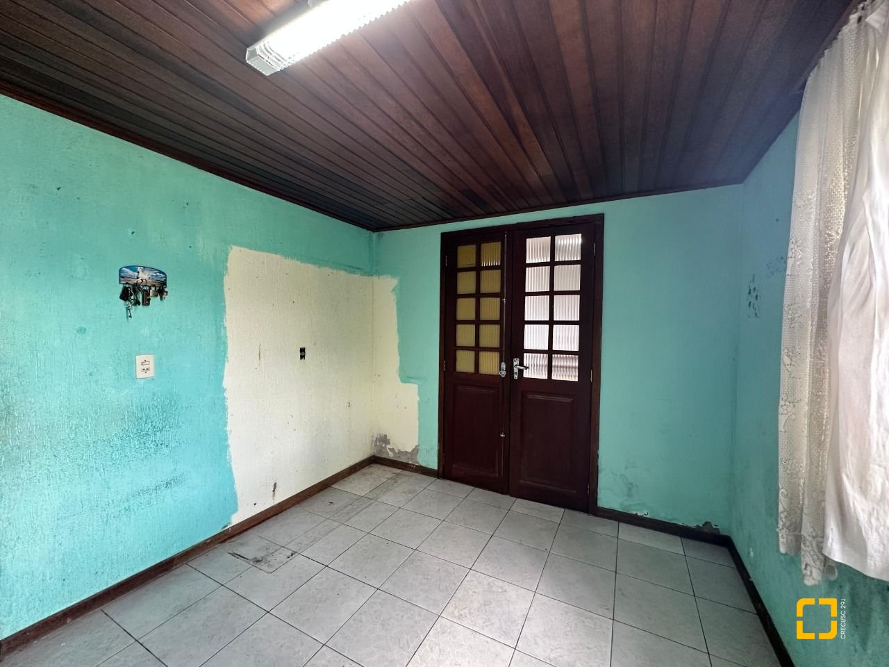Casa com 42m², 3 quartos (sendo 2 suítes), 4 garagens, no bairro Forquilhinhas em São José