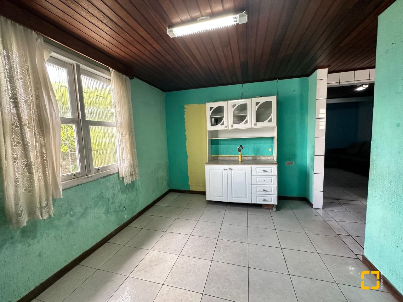 Casa com 42m², 3 quartos (sendo 2 suítes), 4 garagens, no bairro Forquilhinhas em São José