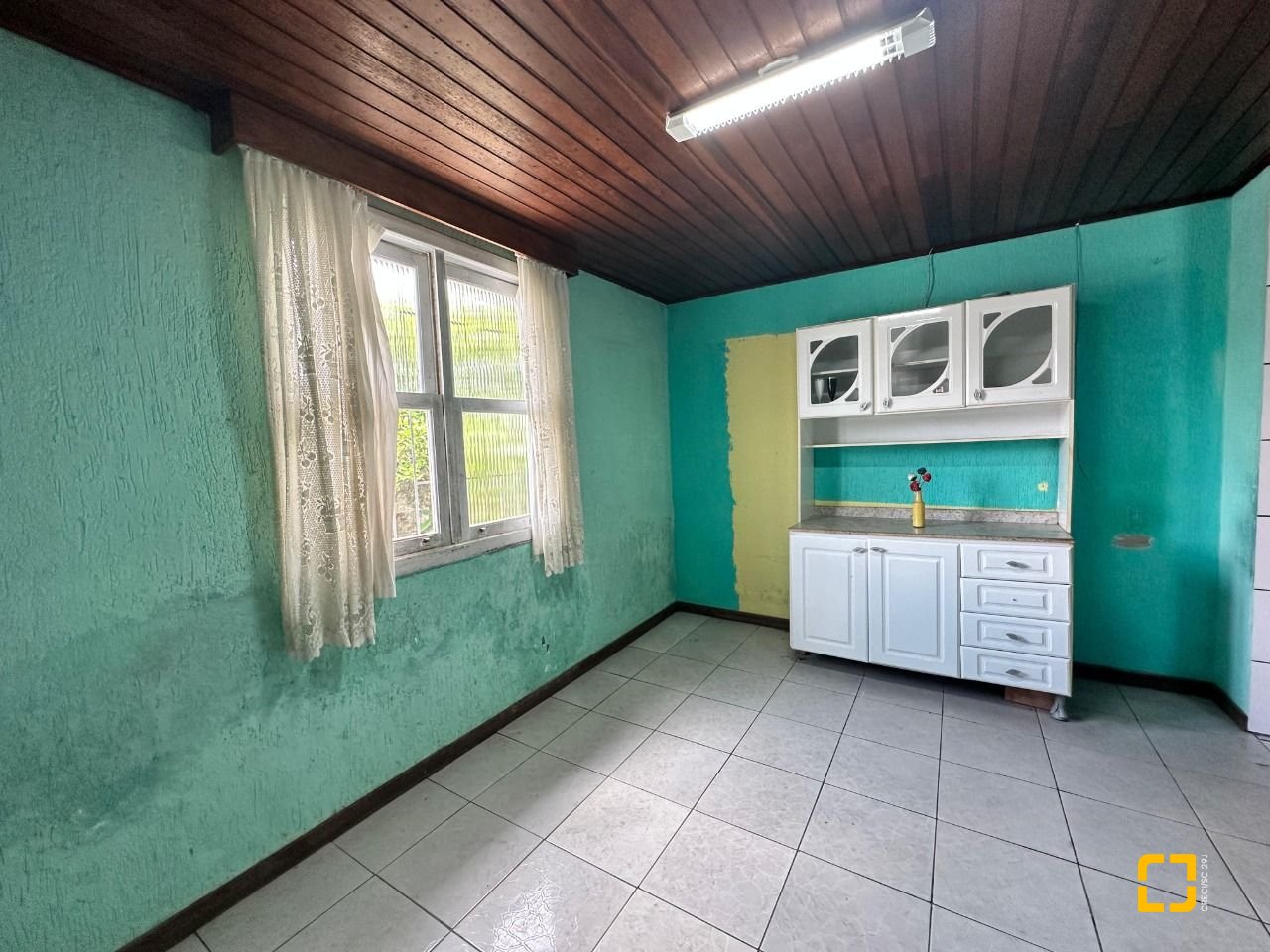 Casa com 42m², 3 quartos (sendo 2 suítes), 4 garagens, no bairro Forquilhinhas em São José