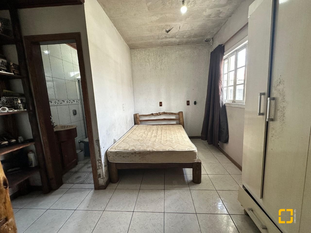Casa com 42m², 3 quartos (sendo 2 suítes), 4 garagens, no bairro Forquilhinhas em São José