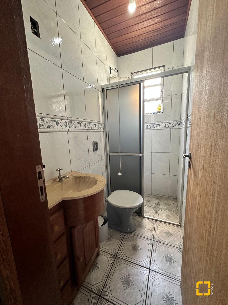Casa com 42m², 3 quartos (sendo 2 suítes), 4 garagens, no bairro Forquilhinhas em São José