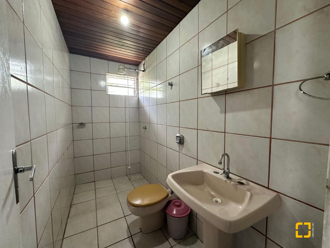 Casa com 42m², 3 quartos (sendo 2 suítes), 4 garagens, no bairro Forquilhinhas em São José