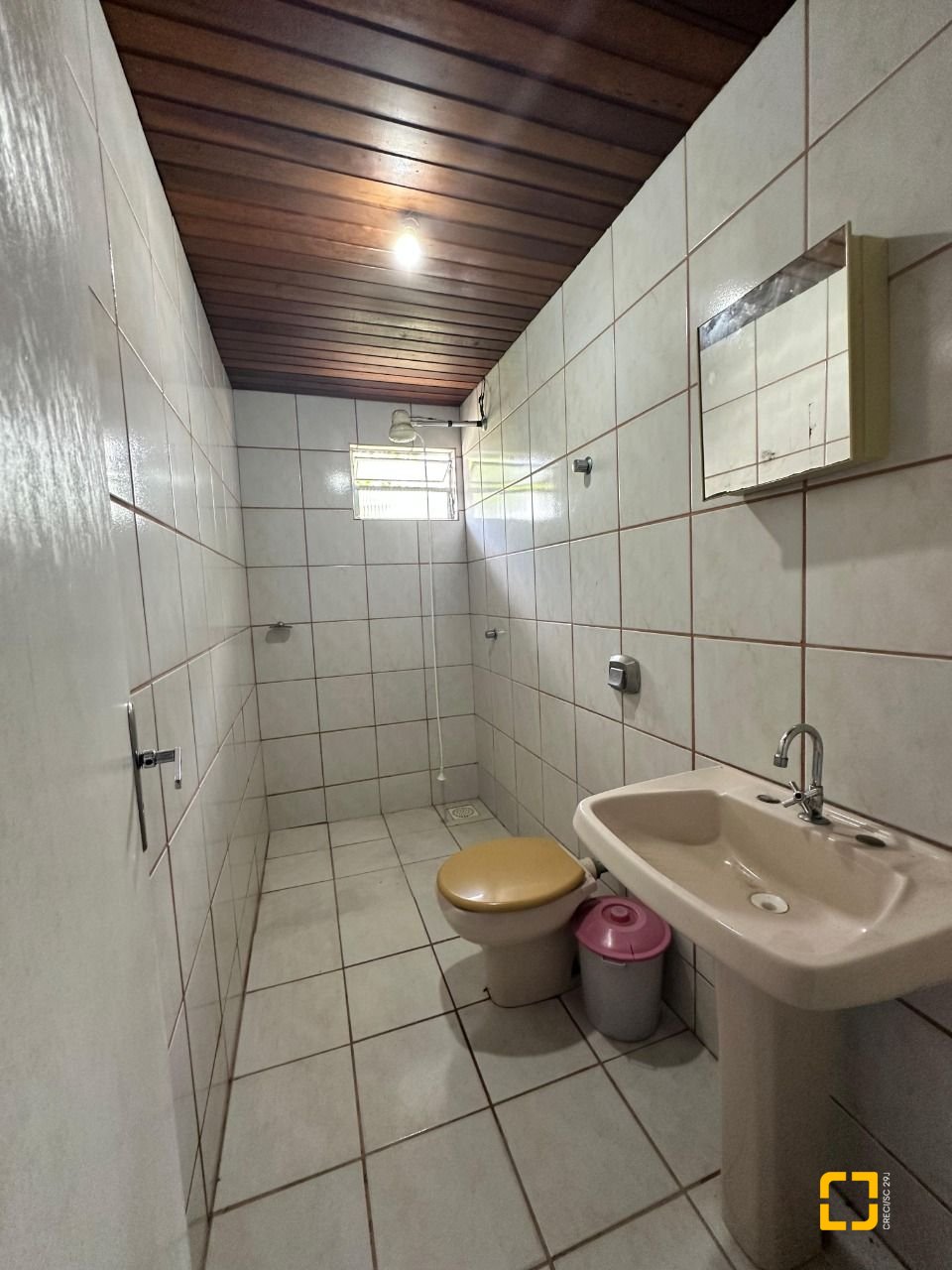 Casa com 42m², 3 quartos (sendo 2 suítes), 4 garagens, no bairro Forquilhinhas em São José
