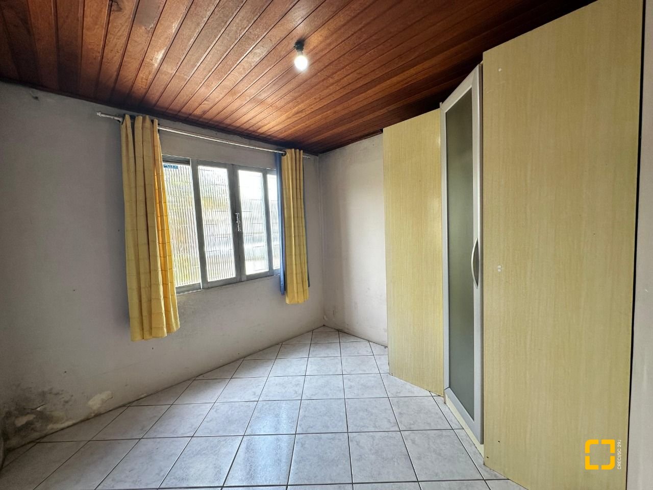 Casa com 42m², 3 quartos (sendo 2 suítes), 4 garagens, no bairro Forquilhinhas em São José