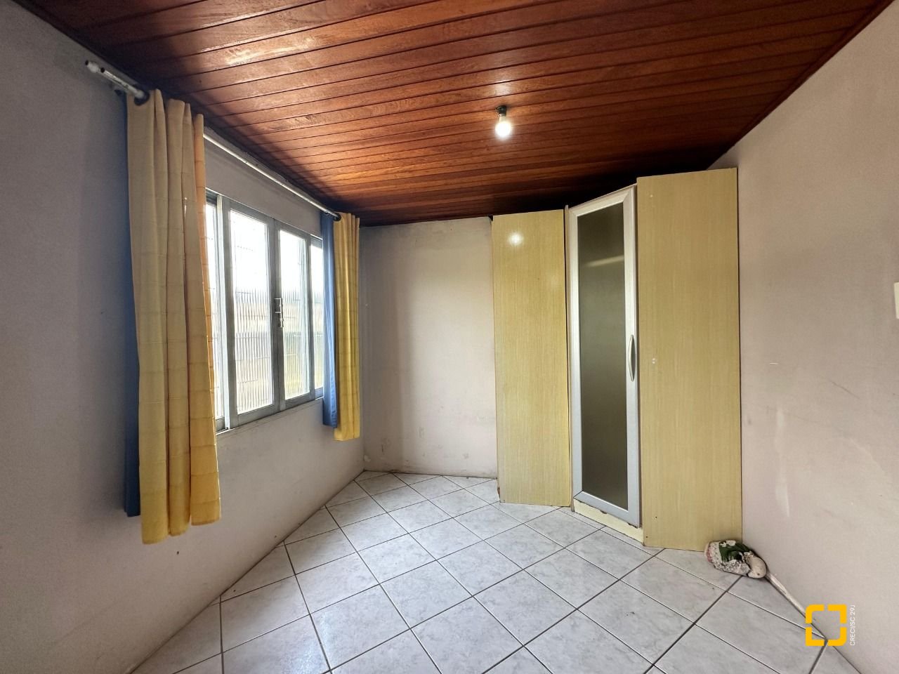 Casa com 42m², 3 quartos (sendo 2 suítes), 4 garagens, no bairro Forquilhinhas em São José