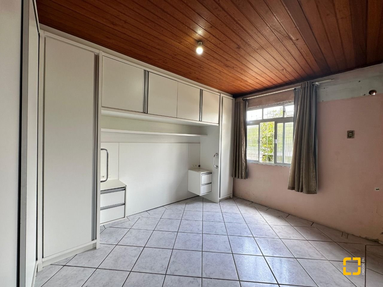 Casa com 42m², 3 quartos (sendo 2 suítes), 4 garagens, no bairro Forquilhinhas em São José