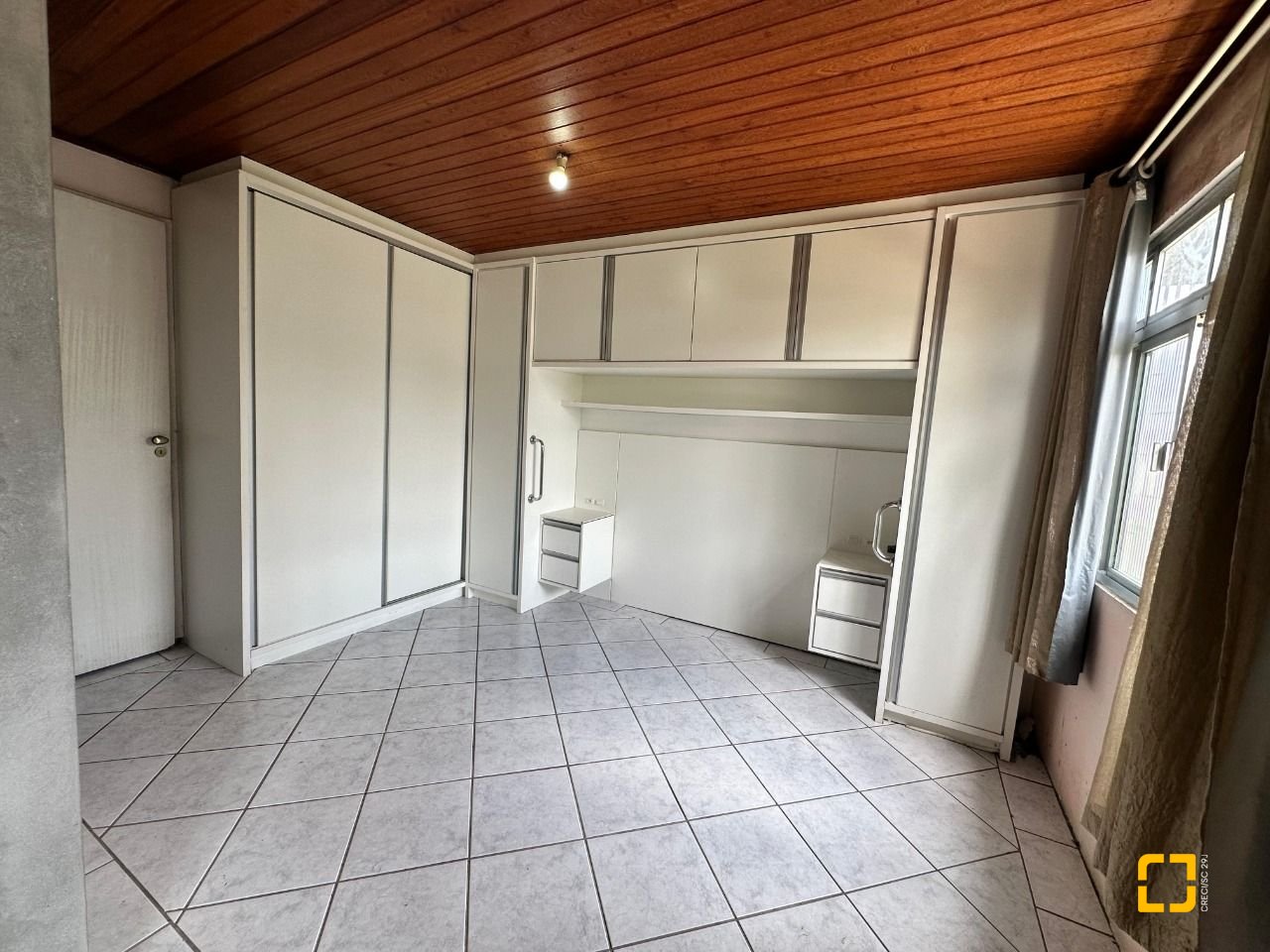 Casa com 42m², 3 quartos (sendo 2 suítes), 4 garagens, no bairro Forquilhinhas em São José
