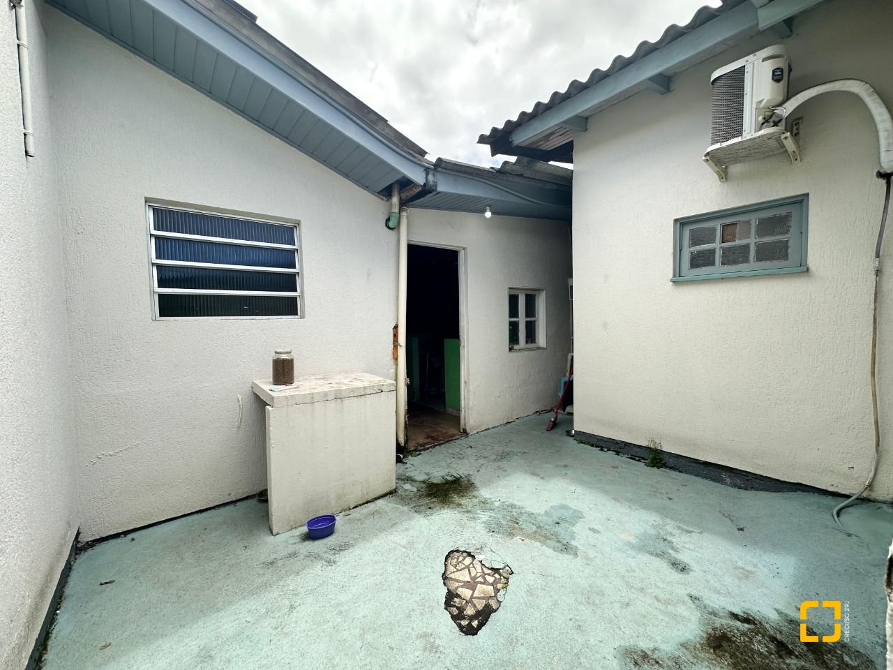 Casa com 42m², 3 quartos (sendo 2 suítes), 4 garagens, no bairro Forquilhinhas em São José