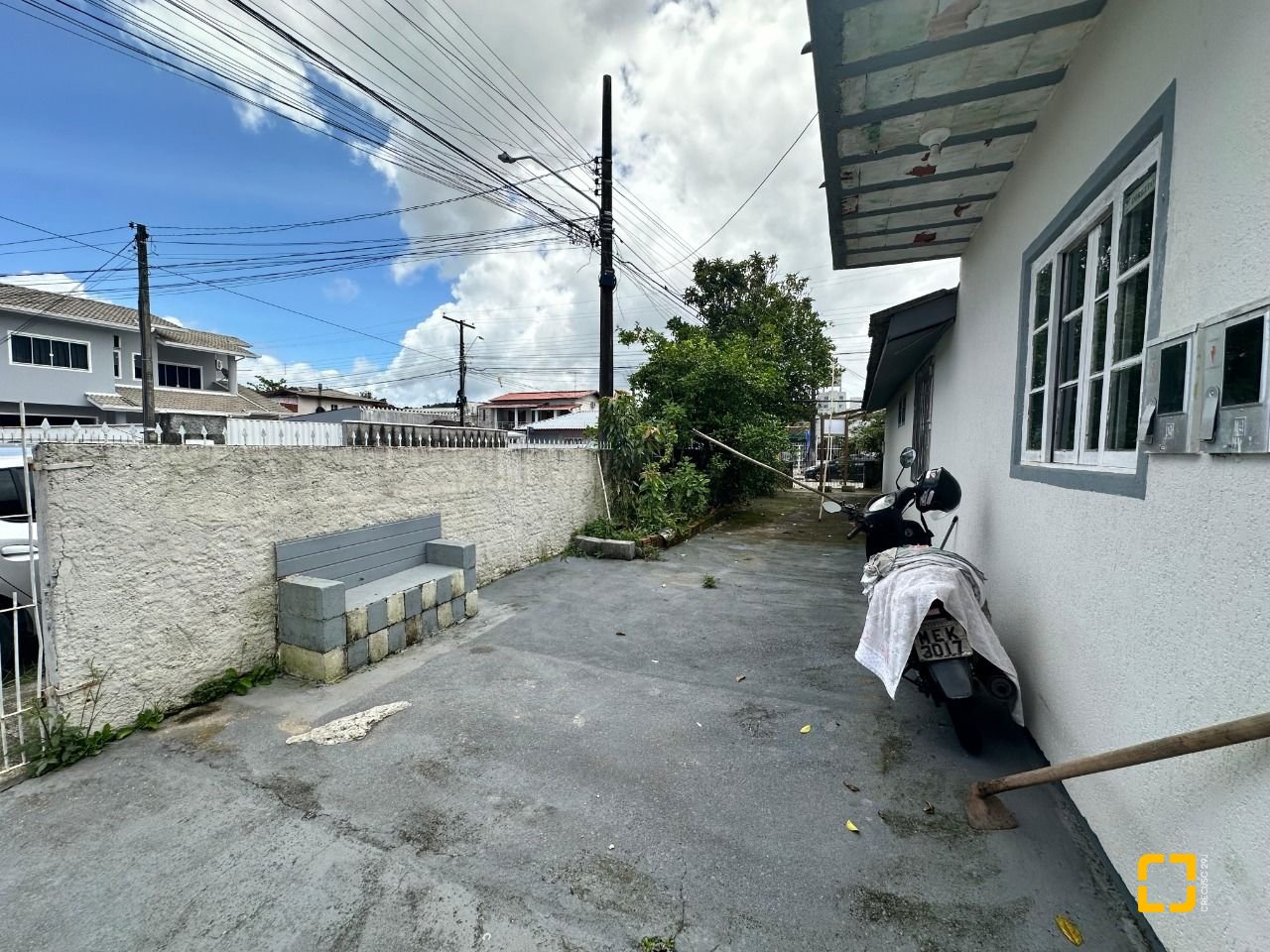 Casa com 42m², 3 quartos (sendo 2 suítes), 4 garagens, no bairro Forquilhinhas em São José