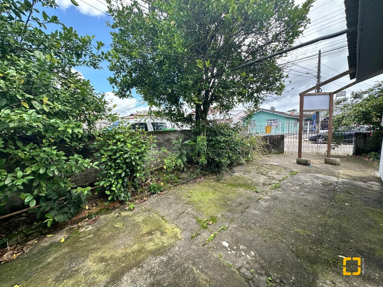Casa com 42m², 3 quartos (sendo 2 suítes), 4 garagens, no bairro Forquilhinhas em São José