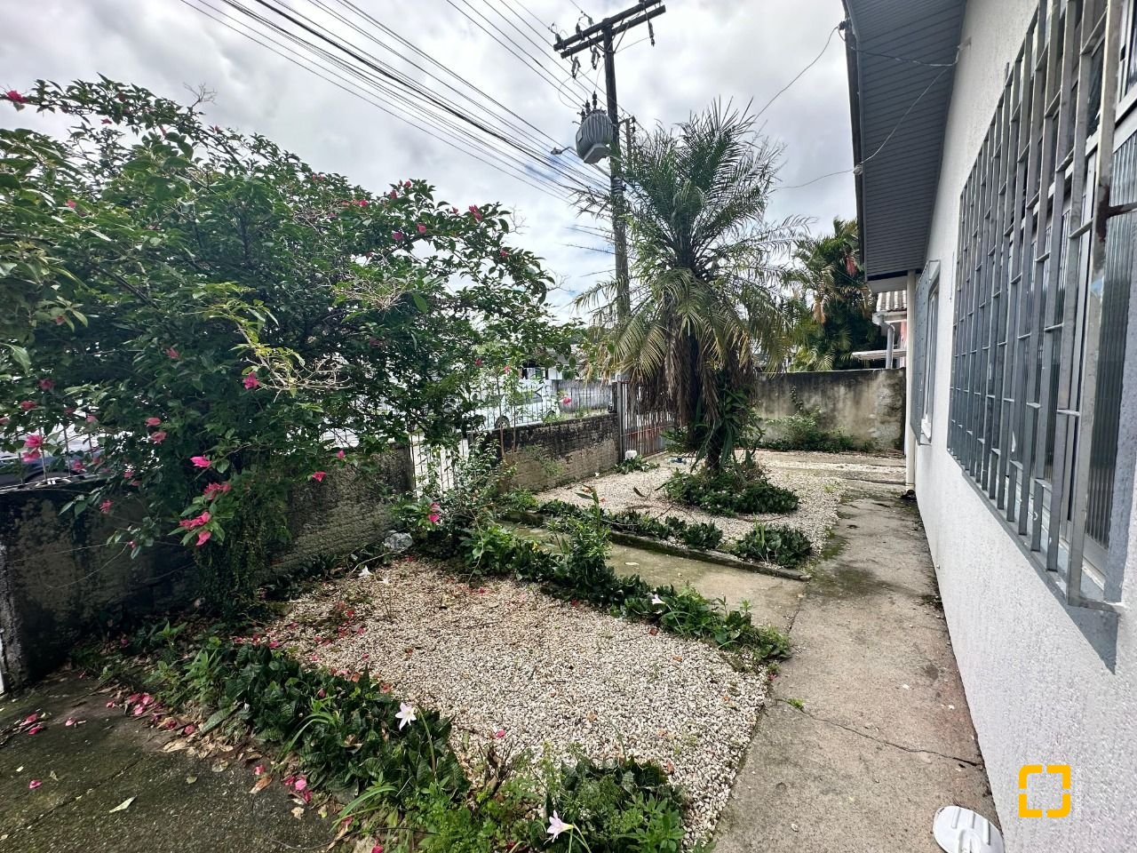 Casa com 42m², 3 quartos (sendo 2 suítes), 4 garagens, no bairro Forquilhinhas em São José