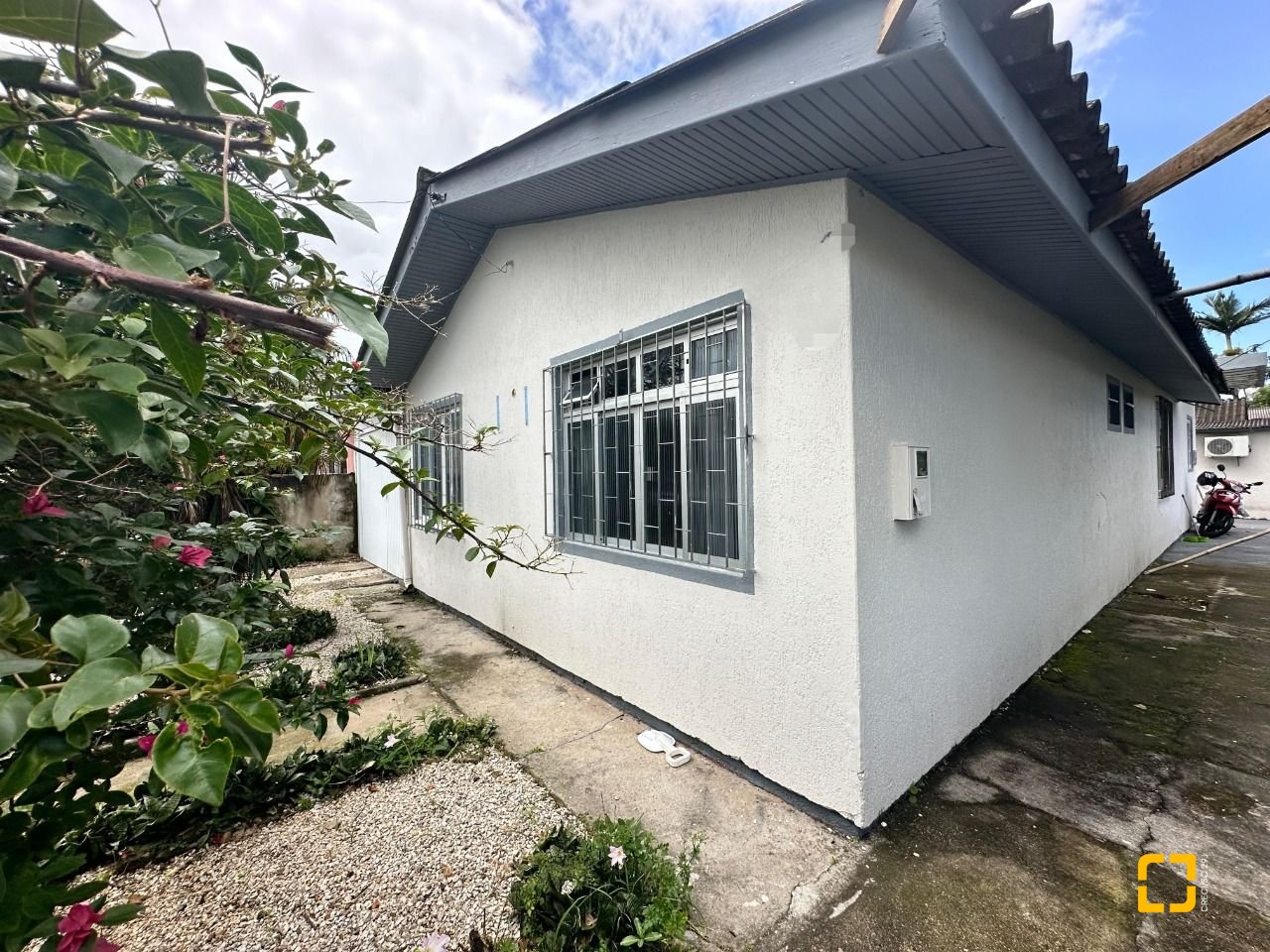 Casa com 42m², 3 quartos (sendo 2 suítes), 4 garagens, no bairro Forquilhinhas em São José
